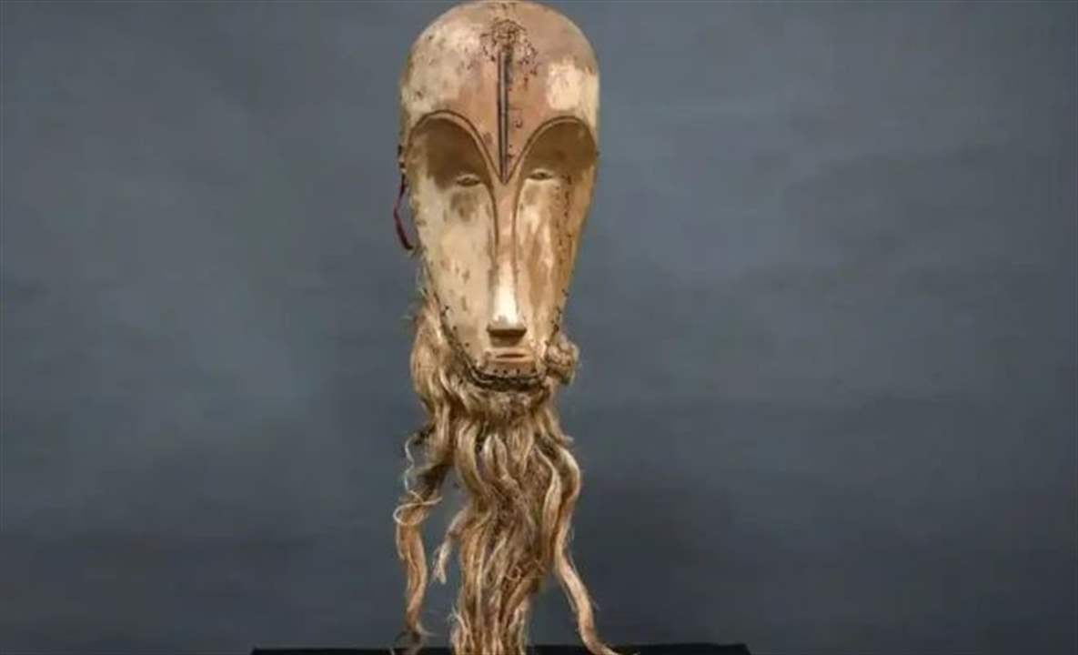 بيع قناع خشبي إفريقي بـ 4 ملايين يورو... كان مسنان باعاه مقابل 150 يورو في 2021