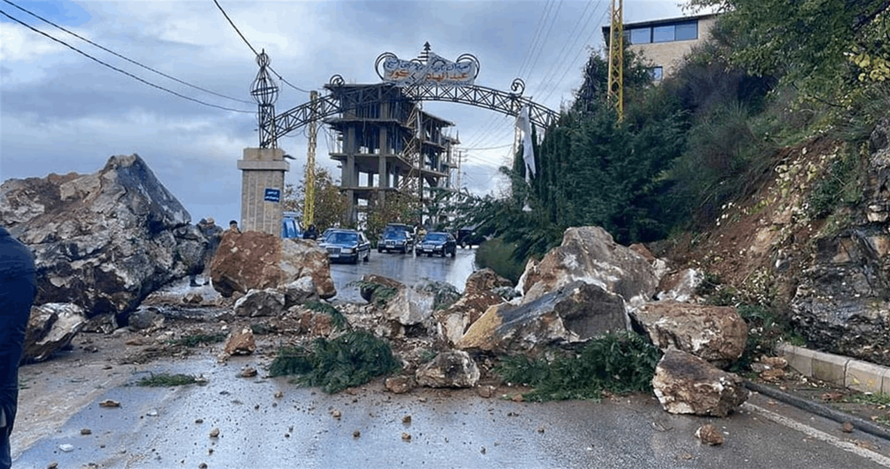  بسبب الأمطار الغزيرة.. تحوّل بعض الشوارع الى مستنقعات وإنهيار صخور يقطع طريق سير الضنية