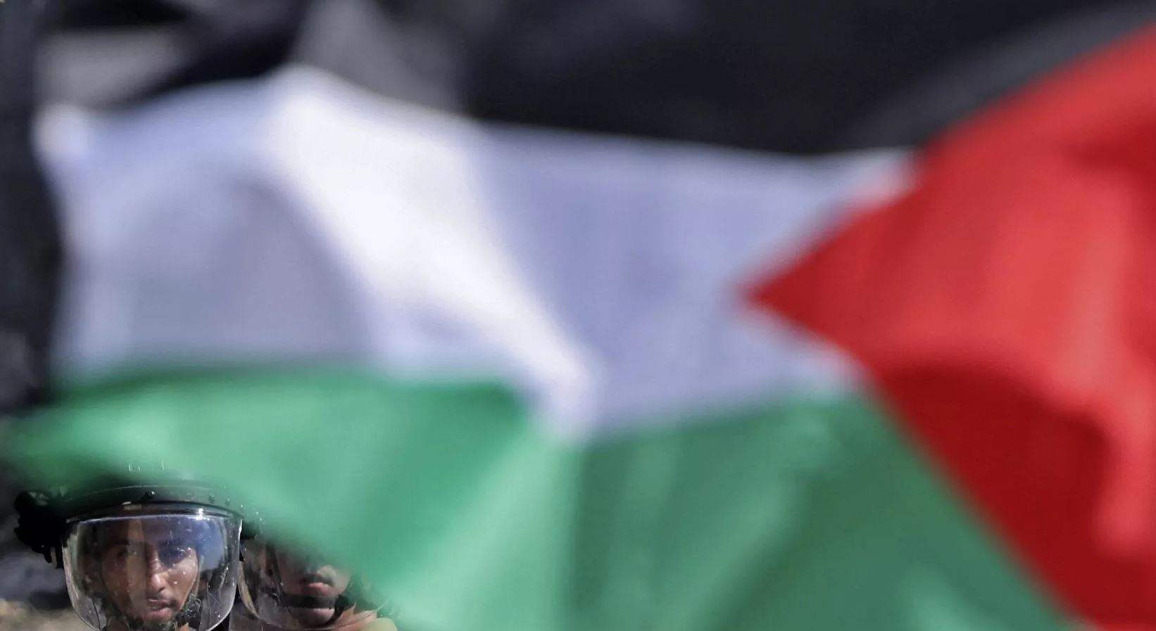 بالفيديو - مدرسة بريطانية تعاقب تلميذاً وضع علم فلسطين على صدره