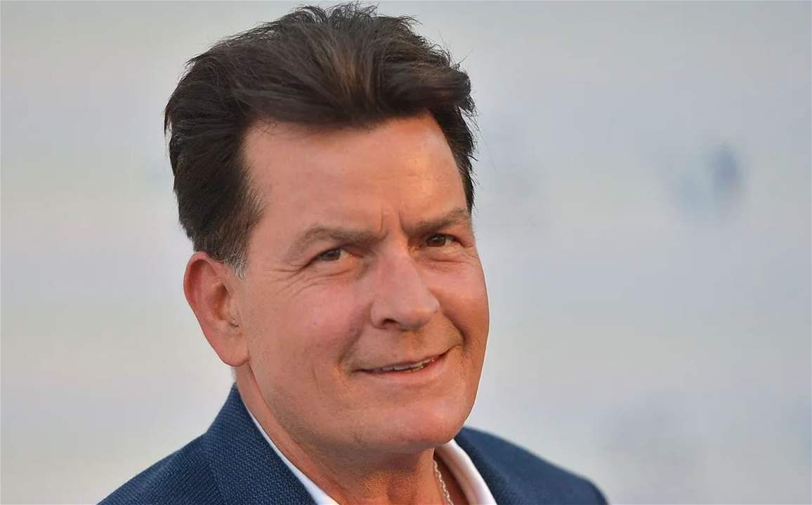 إمرأة تعتدي على الممثل شارلي شين في منزله في ماليبو