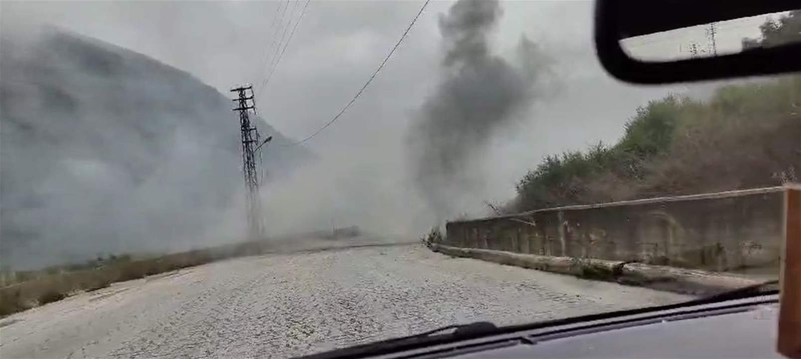 بالفيديو - نجاة فريق قناة &quot;المنار&quot; من قصف للإحتلال إستهدف طريق الخردلي - دير ميماس