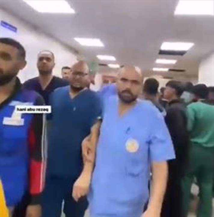 بالفيديو - طبيب فلسطيني يفاجأ خلال عمله باسشتهاد والده وإخوته وعدد من أفراد عائلته 