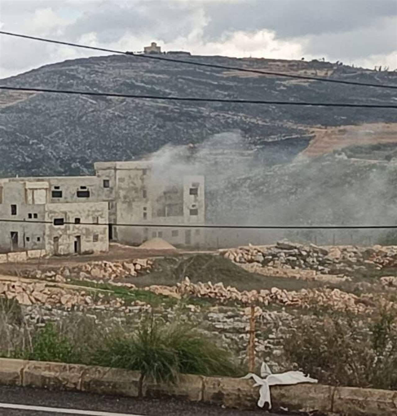 مراسل #الجديد : مسيرة معادية تستهدف بصاروخ مبنى مدرسة حبيش الجديدة في حارة "الشمسيات" في بلدة ‎الطيبة