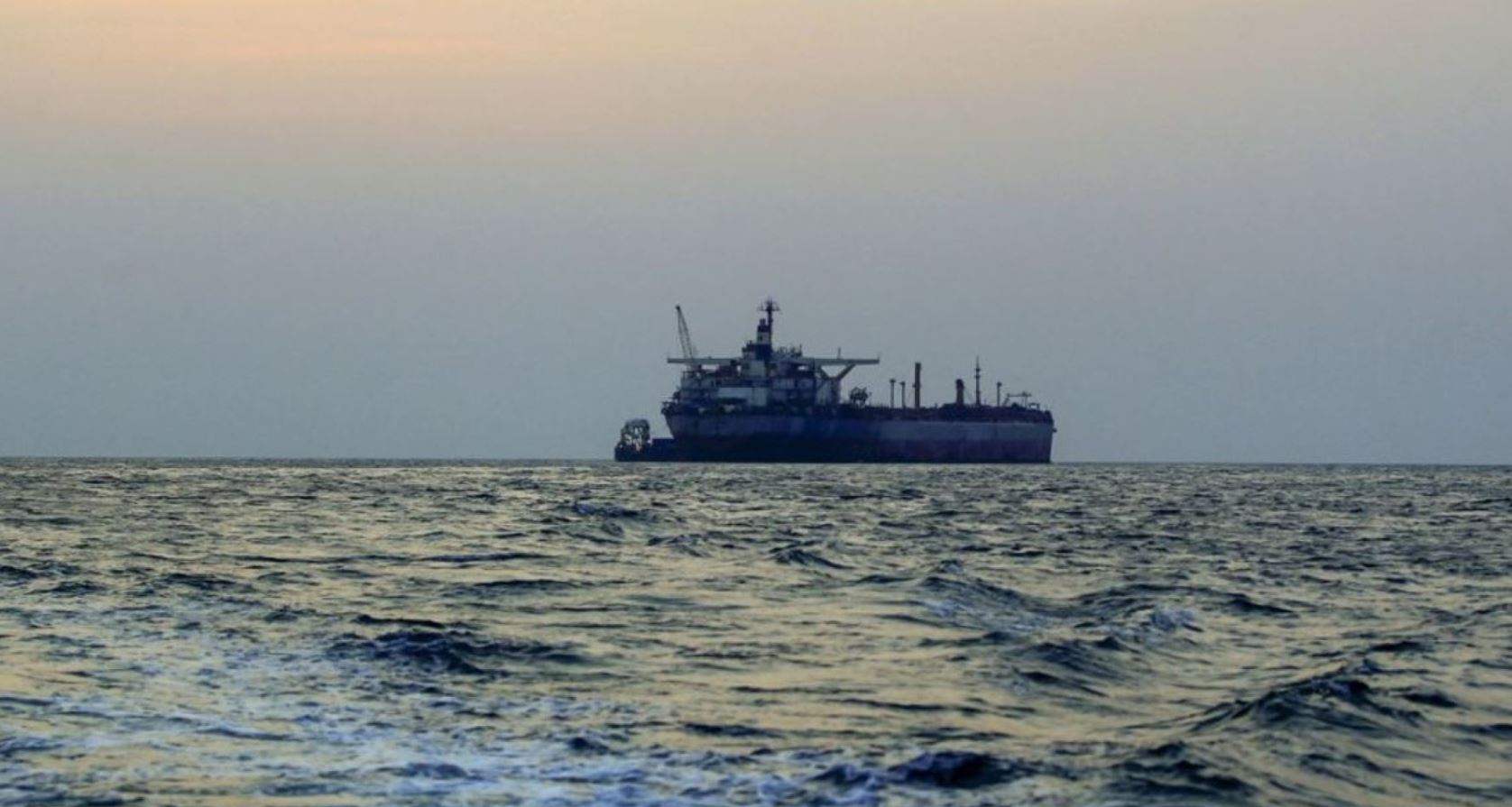   "البحر الأحمر سيكون ساحة مشتعلة".. الحوثيون: بارجة أميركية فتحت النار على طائرة يمنية والصاروخ إنفجر قرب سفينة غابونية