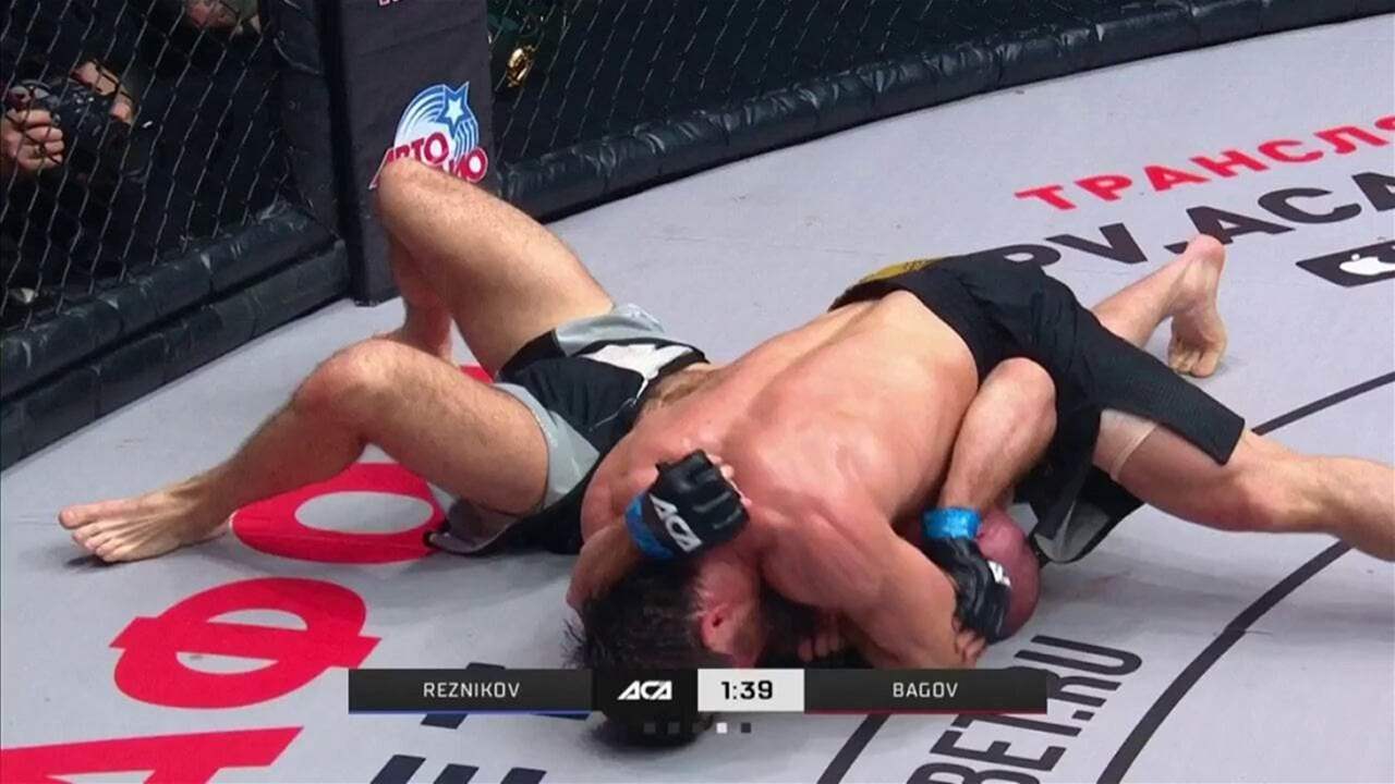 فيديو - أسقطه وانهال عليه بالضرب المُبرح