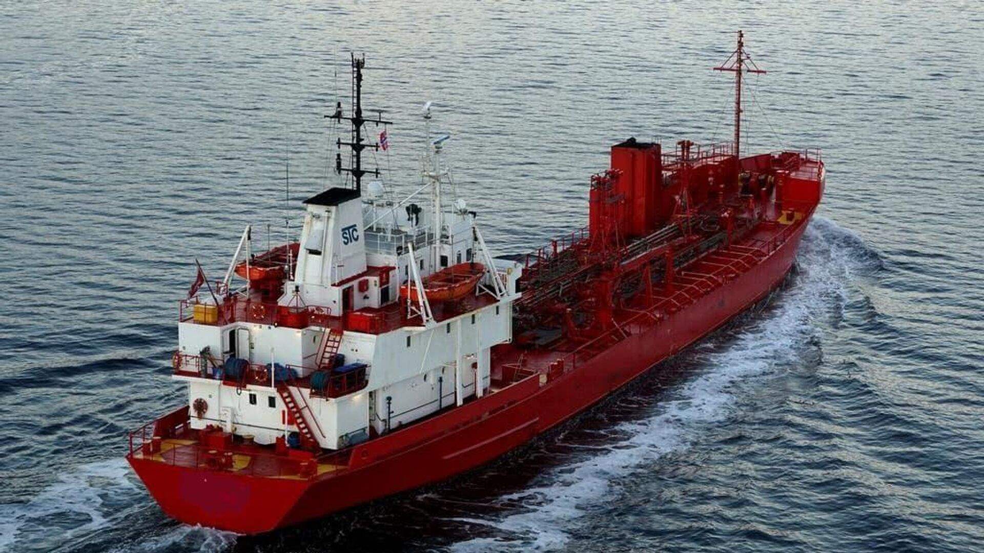 الحكومة اليمنية تحذّر من تداعيات هجمات أنصار الله على السفن في البحر الأحمر 