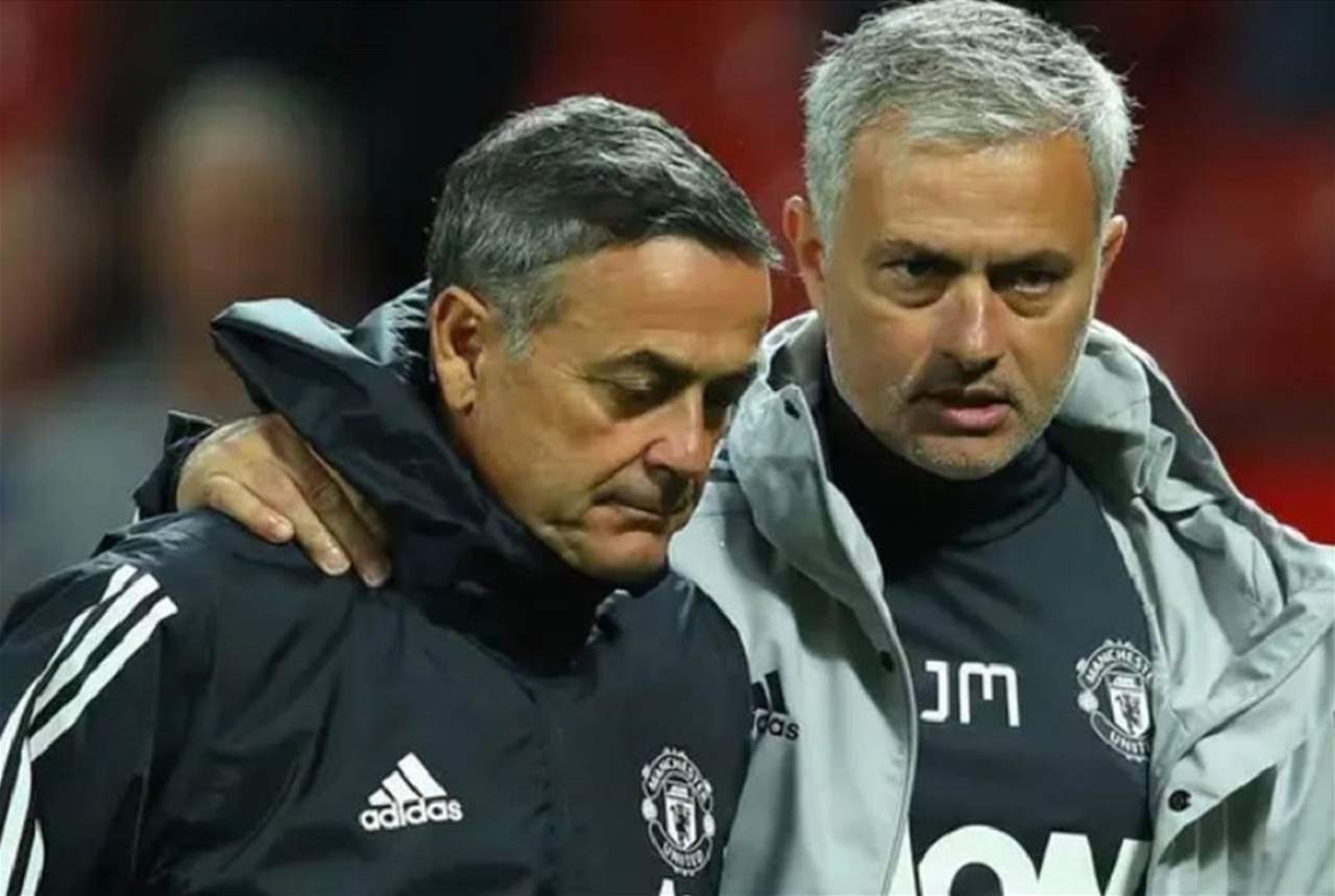 فيديو - مدرب برتغالي يقطع مؤتمره الصحفي لتلقيه اتصالاً من مورينيو