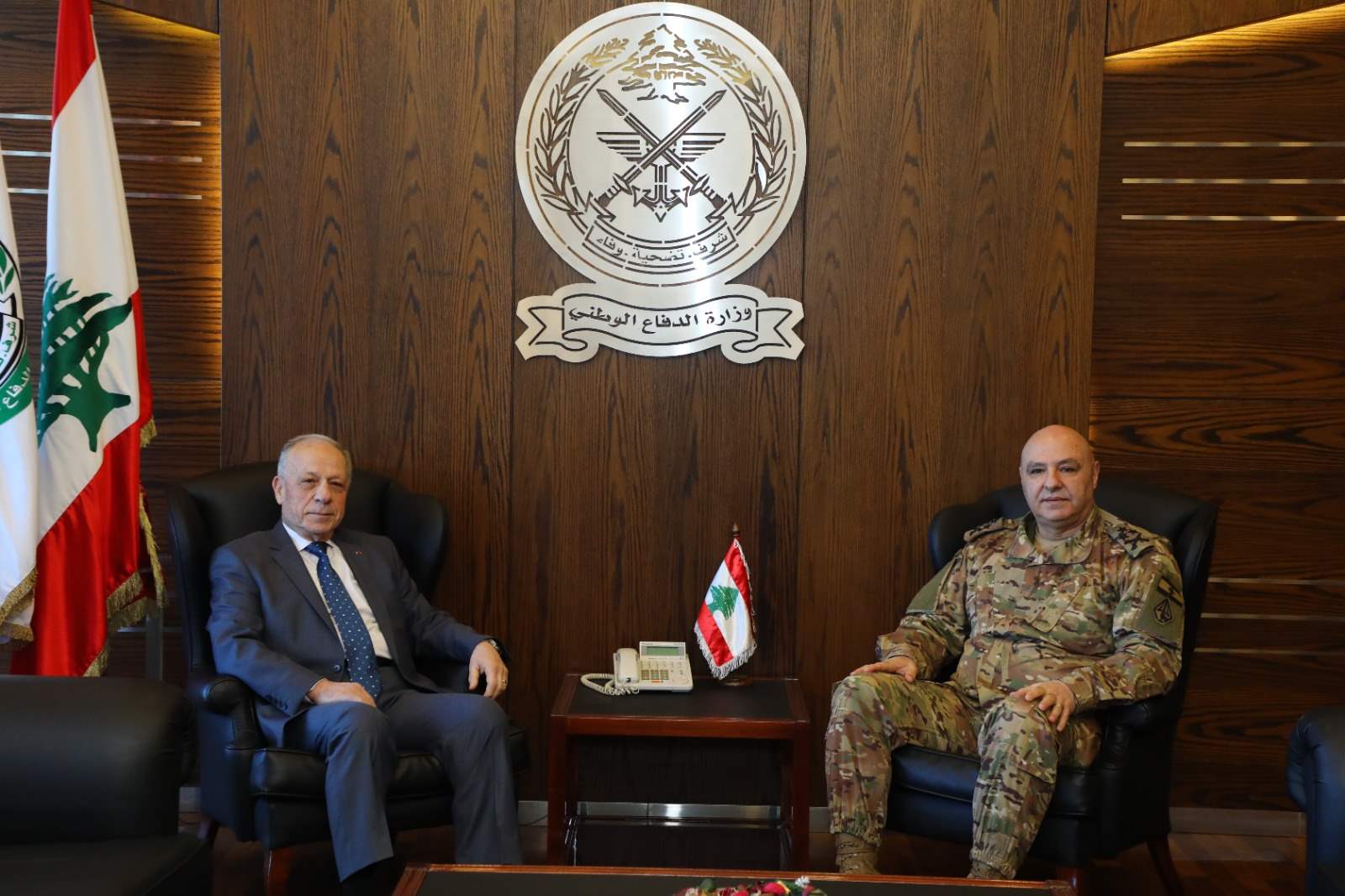 وزير الدفاع إستقبل قائد الجيش في مكتبه في اليرزة 