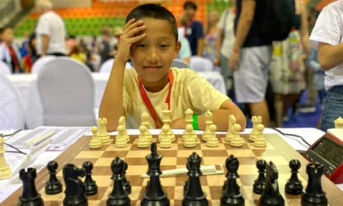 هل تُصدّقون؟ .. ابن 8 سنوات يهزم بطل أولمبياد الشطرنج العالمي