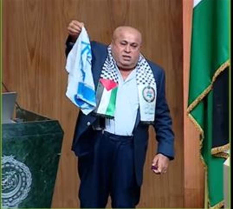 بالفيديو - نائب أردني يحرق علم "إسرائيل" داخل قاعة الجامعة العربية