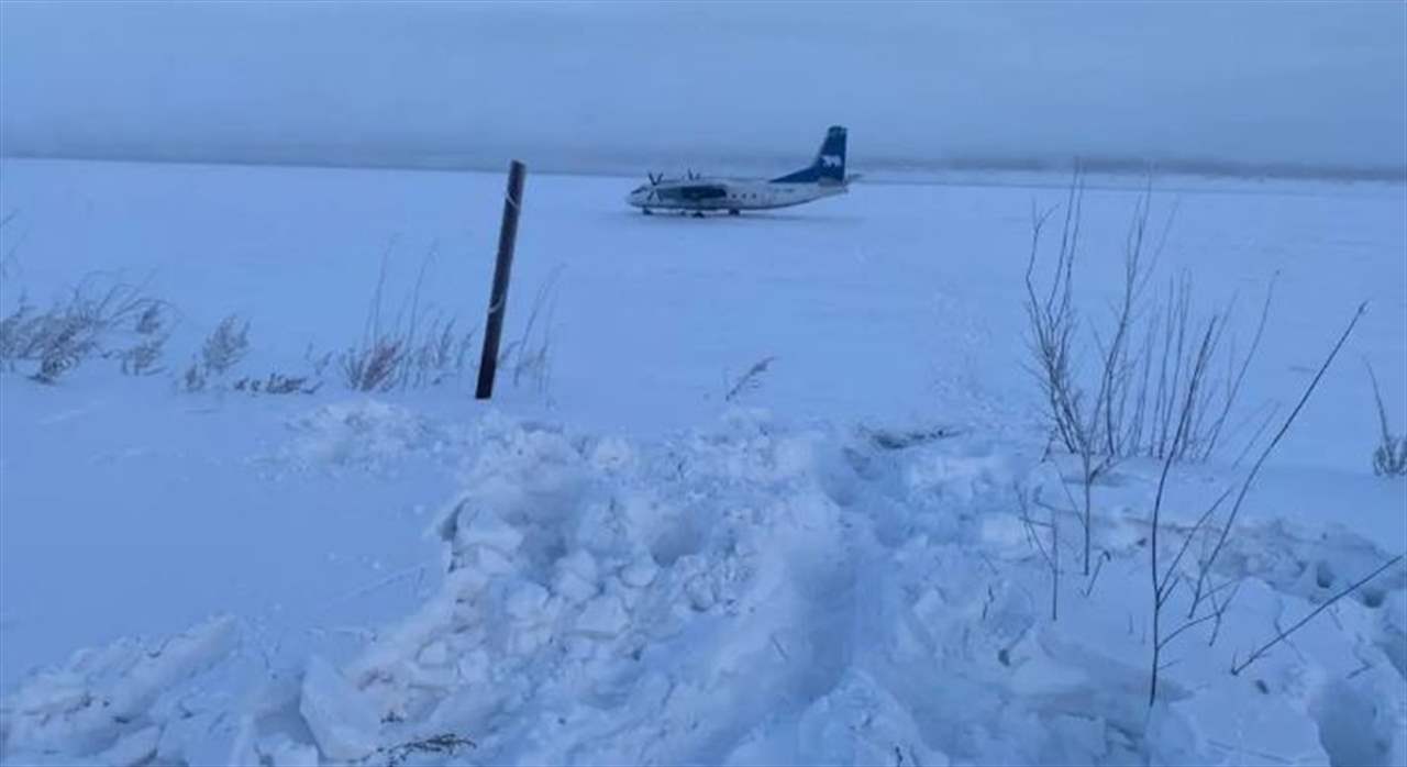 أخطأ في الهبوط بطائرة محملة بالركاب.. فحط على نهر متجمد!