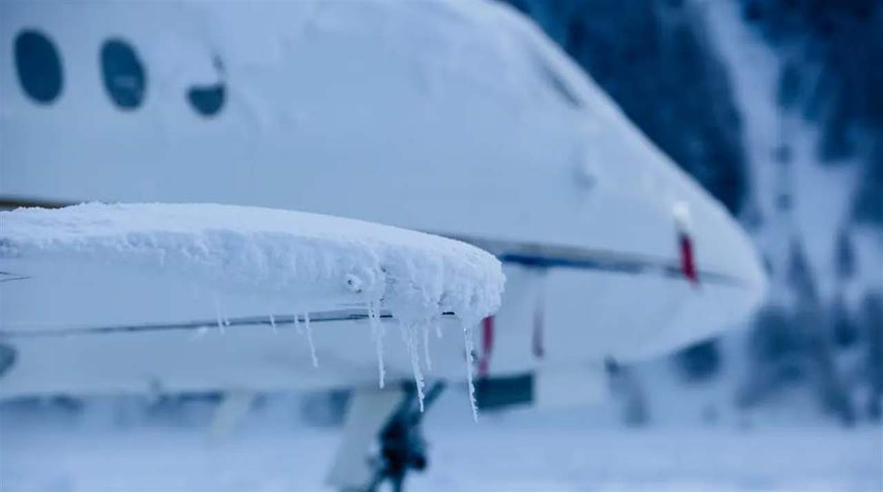 بالصورة - "أخطأ بالعنوان"... طيار حط وركاب طائرته على نهر متجمد! 