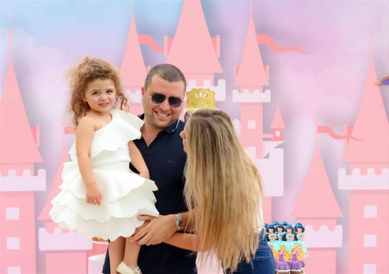 شاهدوا طرافة حفيدة ايلي صعب بملامحها الشقراء الجذابة والجمهور يتفاعل 