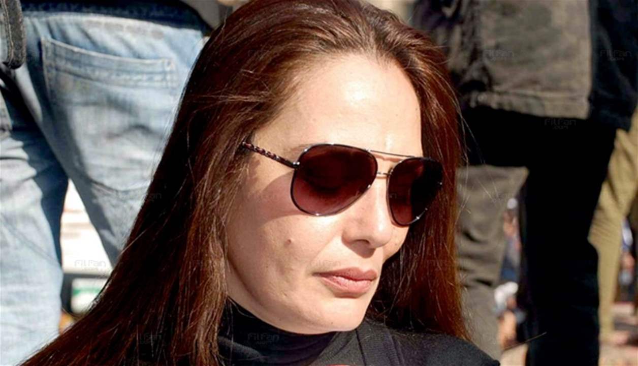 شريهان تعزي لطيفة التونسية بعد وفاة والدتها 
