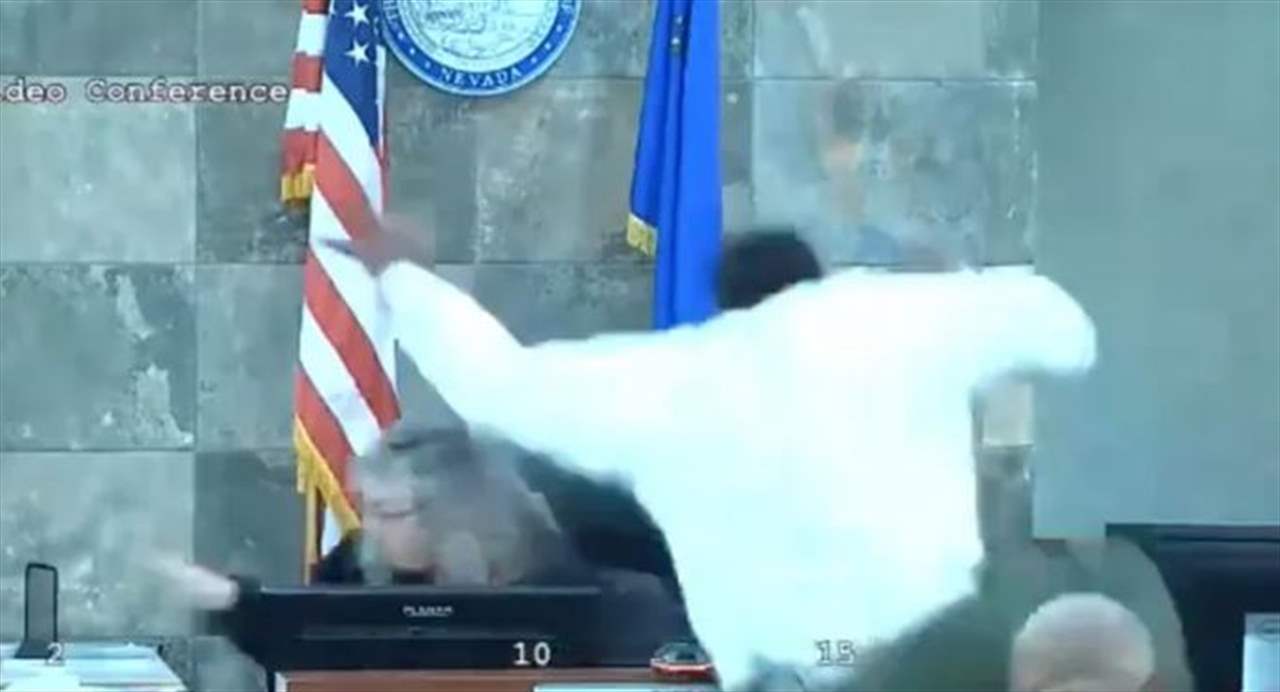 بالفيديو - متهم ينقضّ على قاضية خلال محاكمته