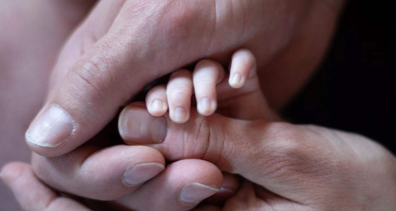 طبيب يوضح كيفية التمييز بين الكدمات والكسور لدى الأطفال