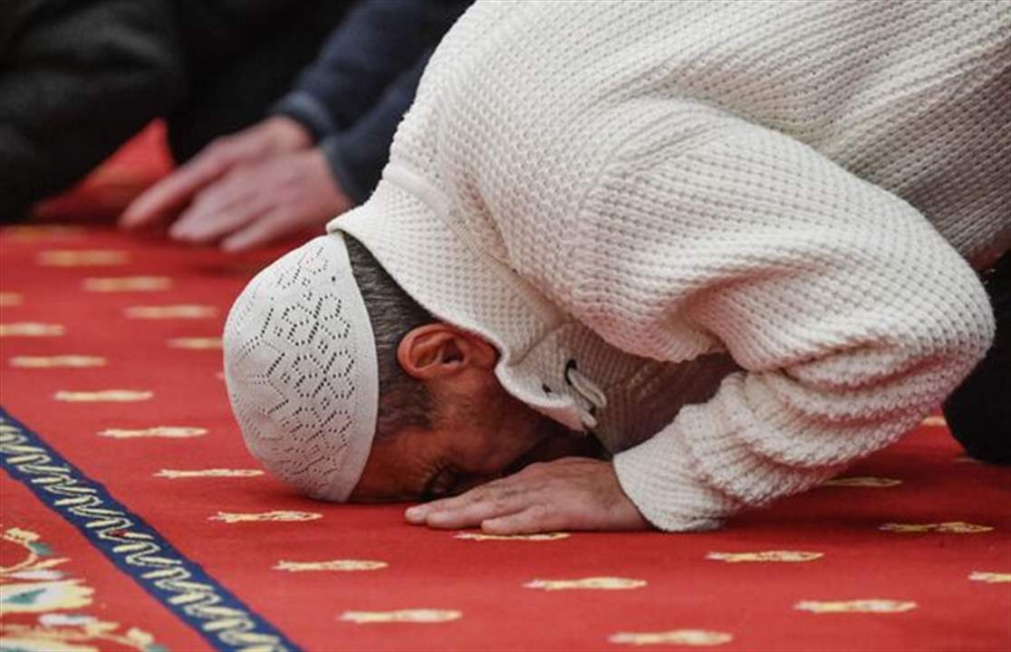 بالفيديو - إمام مسجد يفارق الحياة أثناء سجوده في الصلاة... وهذا ما حصل