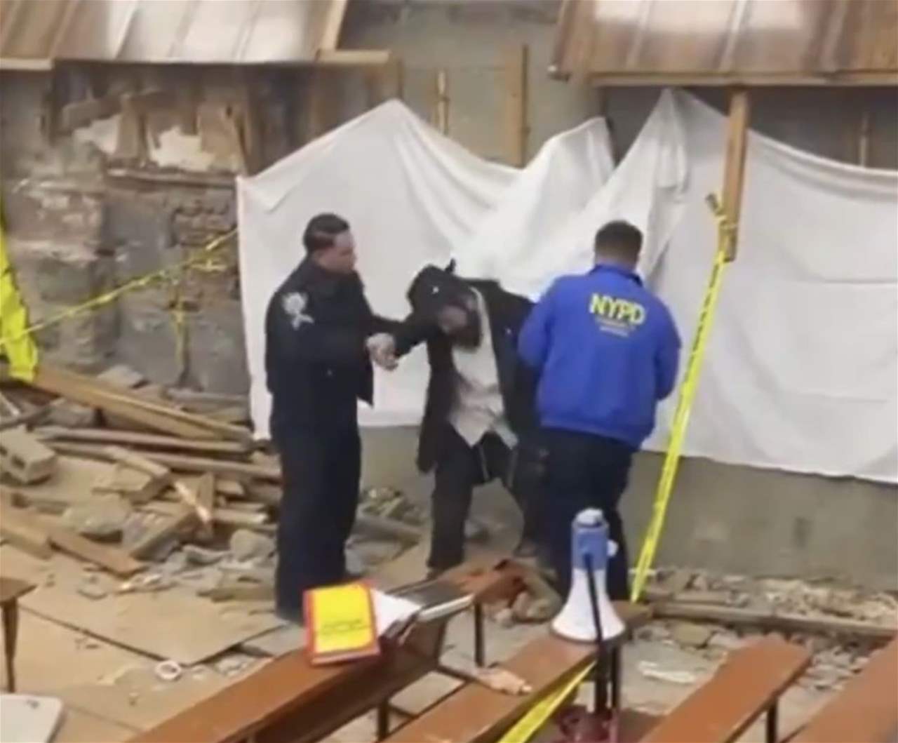 بالفيديو.. مواجهات وإعتقالات عقب إكتشاف &quot;نفق سري&quot; تحت كنيس في نيويورك