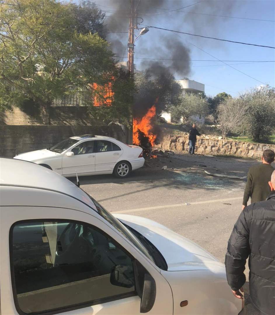 بالفيديو - مراسل الجديد: غارة بصاروخين من مسيّرة على سيارة متوقفة بجانب الطريق في بلدة خربة سلم على مسافة قصيرة من موكب تشييع القيادي في حزب الله وسام الطويل
