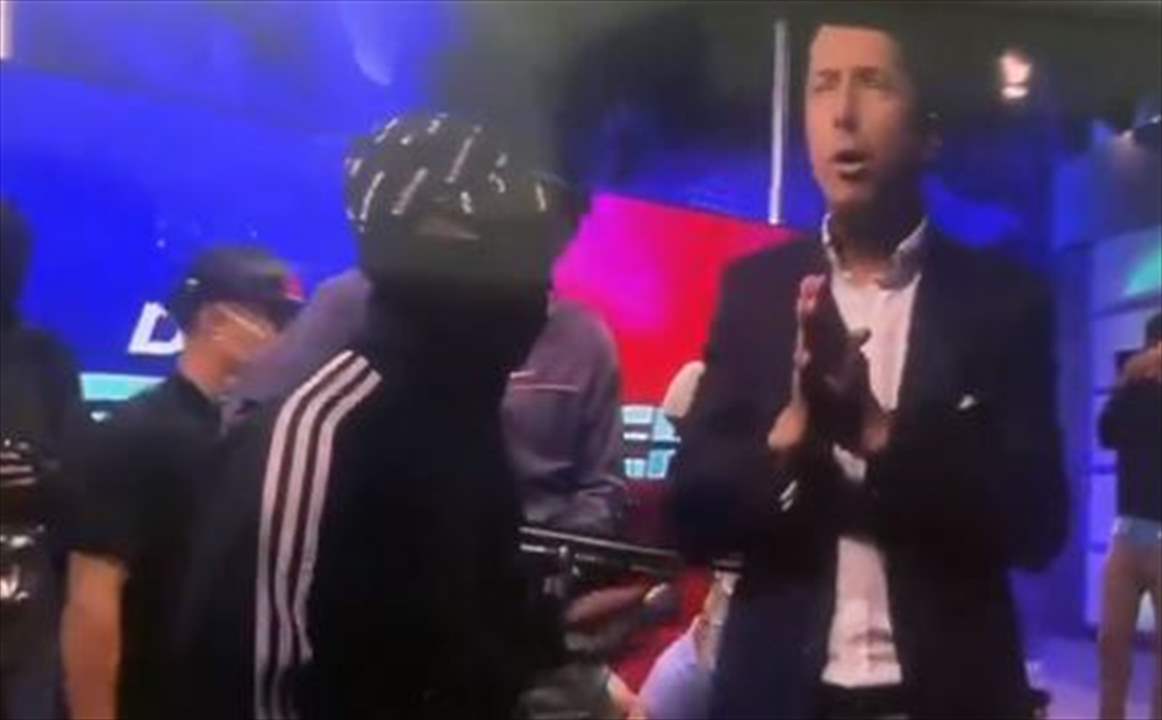 بالفيديو - مسلحون يقتحمون محطة تلفزيونية خلال بث مباشر ويأخذون طاقمها رهائن