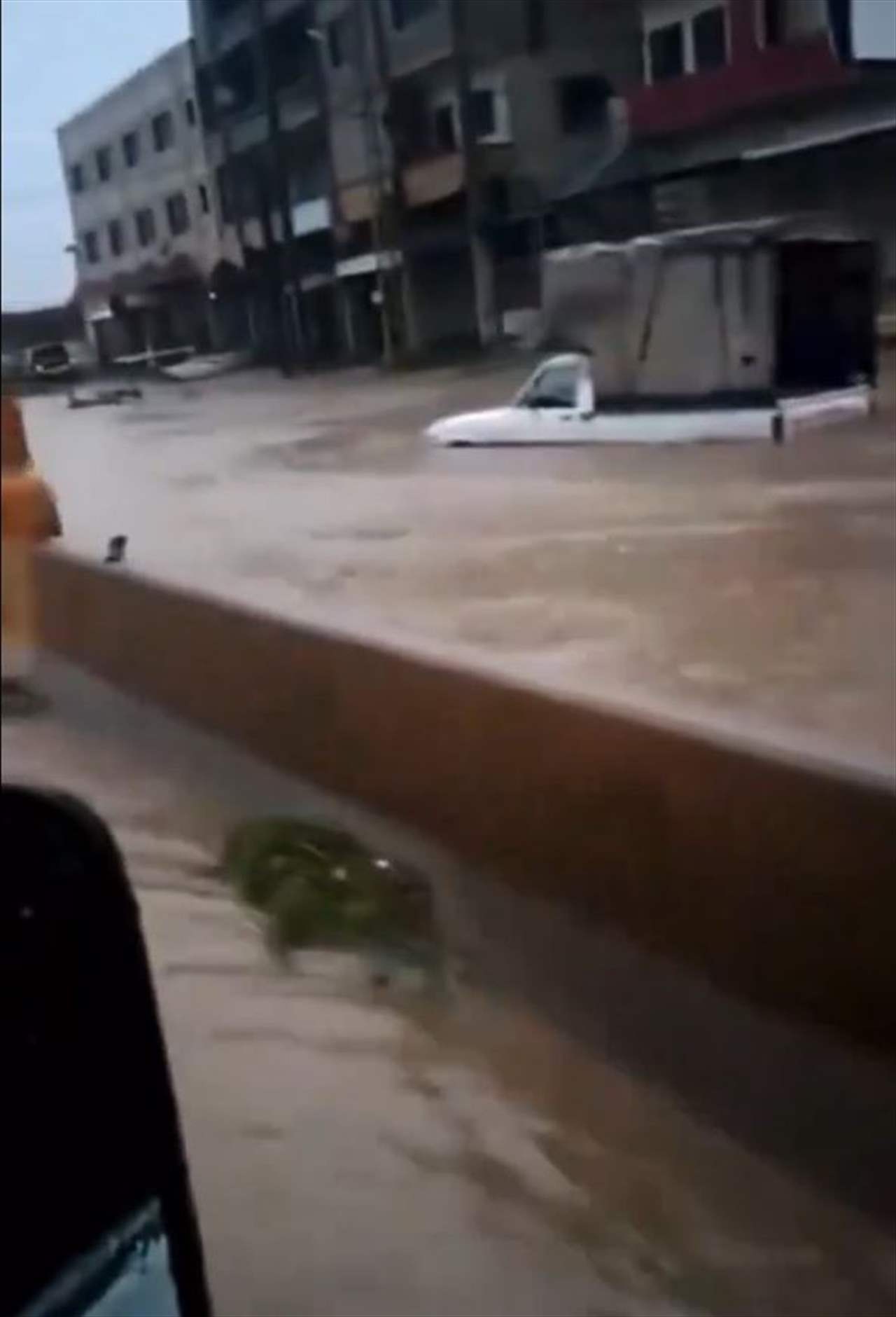 بالفيديو - بسبب الأمطار الغزيرة.. غرق عدد من السيارات على اوتوستراد العبدة - عكار 