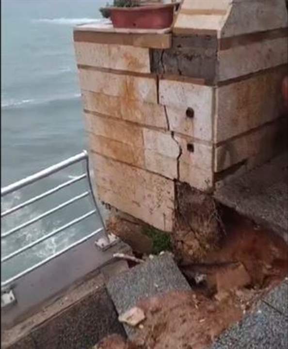 بالفيديو - الانهيار يزداد على الكورنيش البحري المقابل لصخرة الروشة 