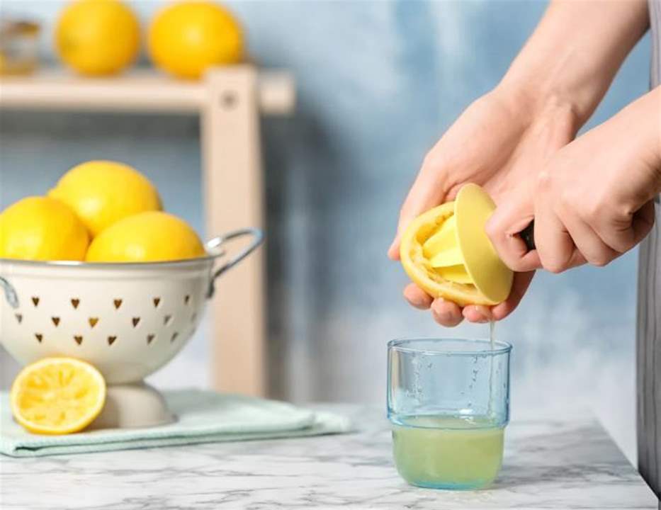 لمواجهة البرد... فوائد تجعل عصير الليمون الطازج حلفاً لتقوية المناعة! 