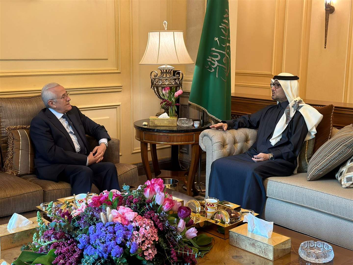 السفير السعودي وليد البخاري يستقبل رئيس الجمهورية السابق ميشال سليمان 