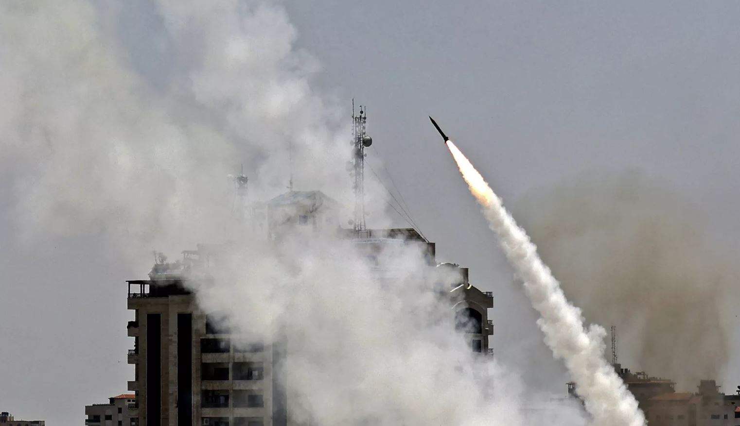 &quot;الدفعة الصاروخية من القطاع تضمّنت نحو 50 صاروخاً&quot;.. إصابة مباشرة في مبنى بنتيفوت