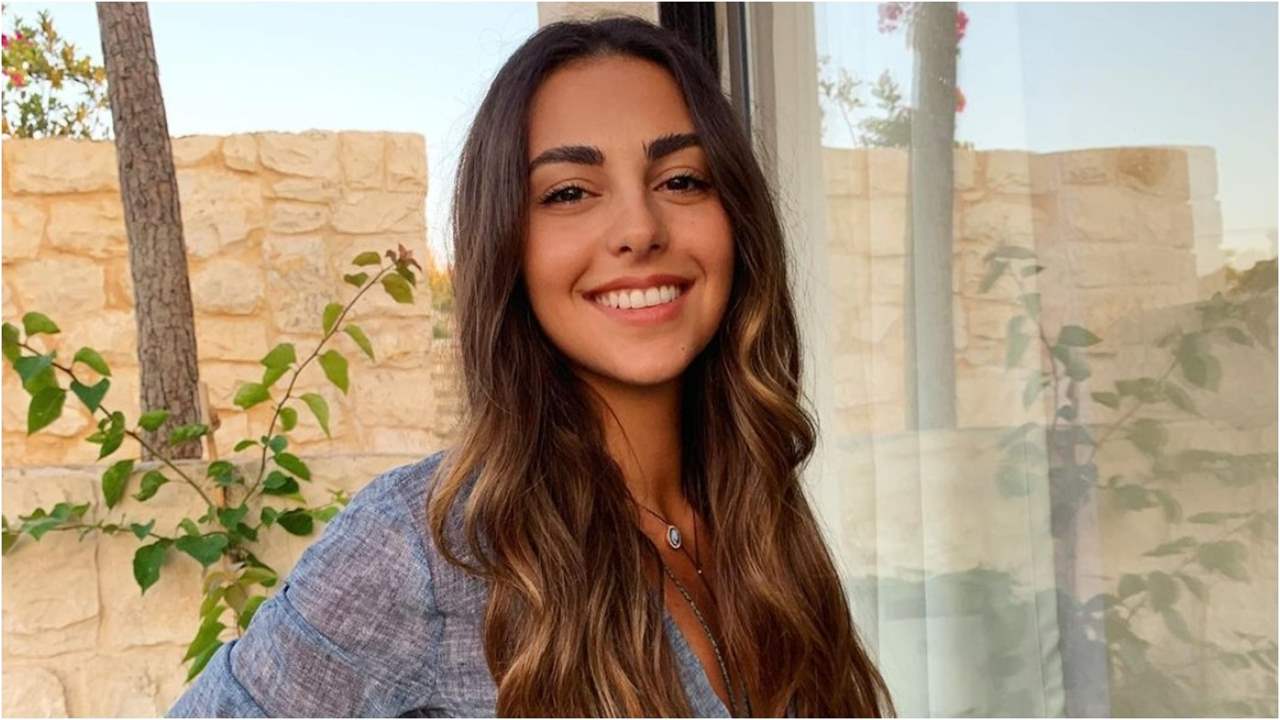 فاليري أبو شقرا تحتفل بعيدها مع توأمها.. ظهرت ببطن منتفخ 