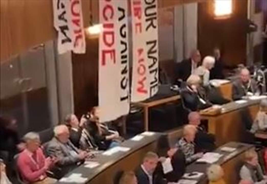 بالفيديو -  نشطاء يهود يعطّلون جلسة للبرلمان النمساوي تنديداً بالصمت على انتهاكات العدو الاسرائيلي في غزة 