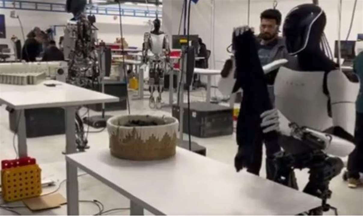 بالفيديو -  روبوت "إيلون ماسك" يقوم بمهمة غير متوقعة