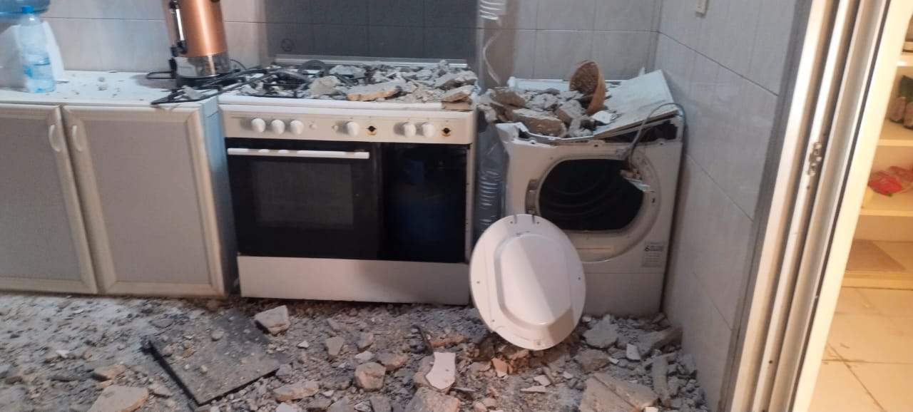 بالصورة - قذيفة إسرائيلية تستهدف منزل القسيس طالب والكنيسة الانجيلية في علما الشعب 