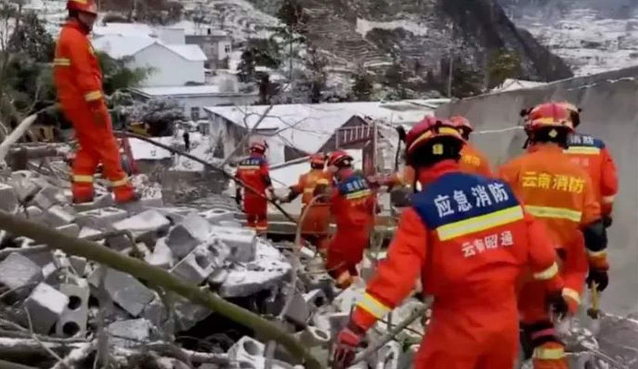 بالفيديو -18 أسرة دُفنت تحت التراب جراء انزلاق أرضي في الصين 