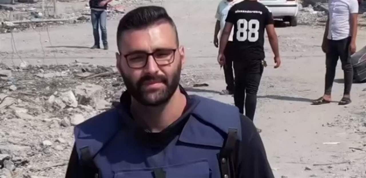 بالفيديو - الصحافي معتز عزايزة يخلع سترته الواقية ويغادر القطاع 