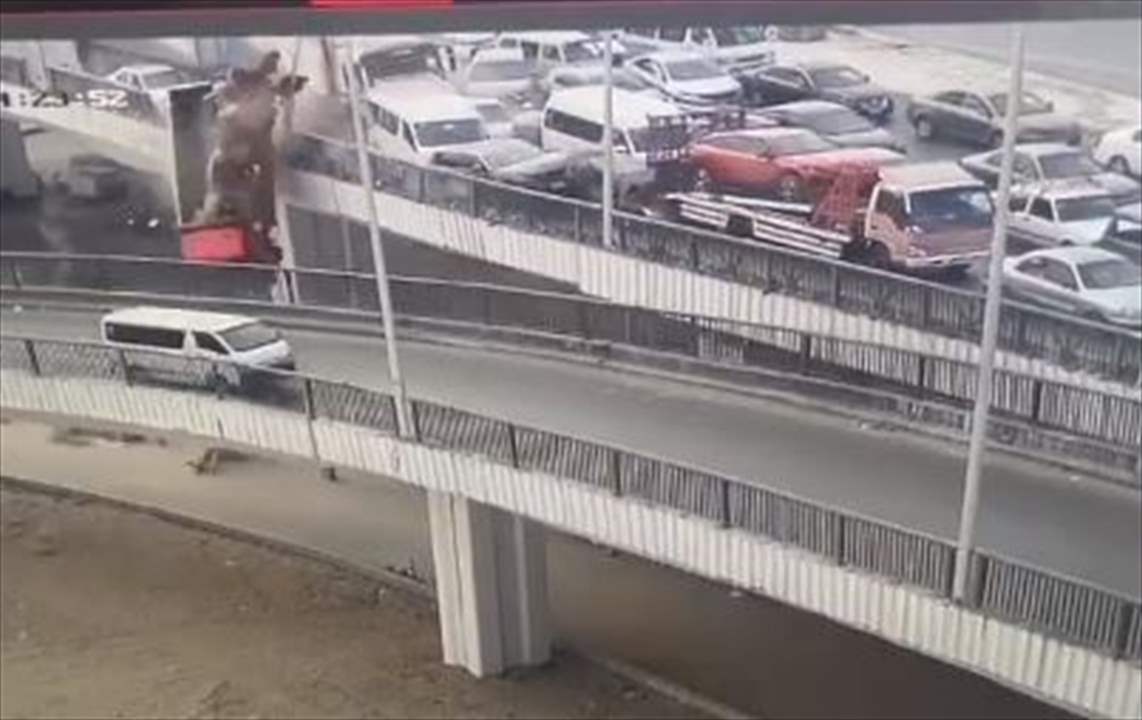 بالفيديو - حادث مروري مروع في مصر .. سيارات تتساقط من أعلى جسر 