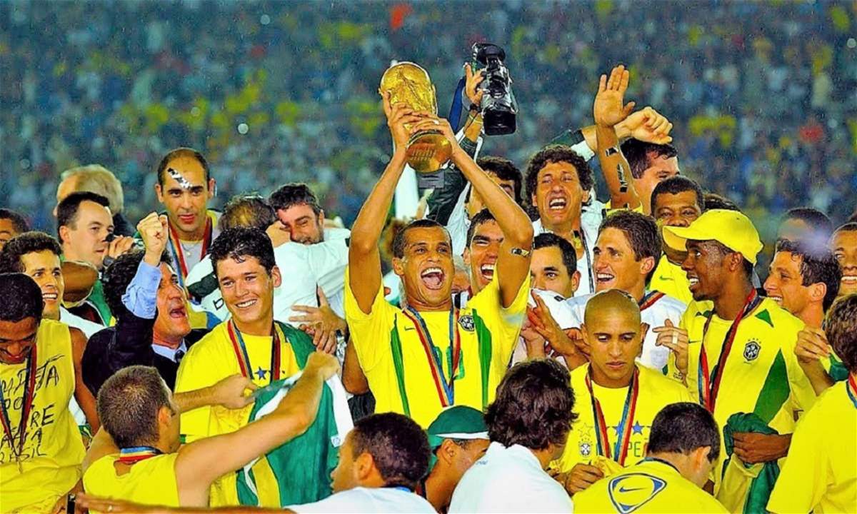 فيديو - ملعب يوكوهاما يحتفظ بغرفة البرازيل وقمصانهم موقّعة