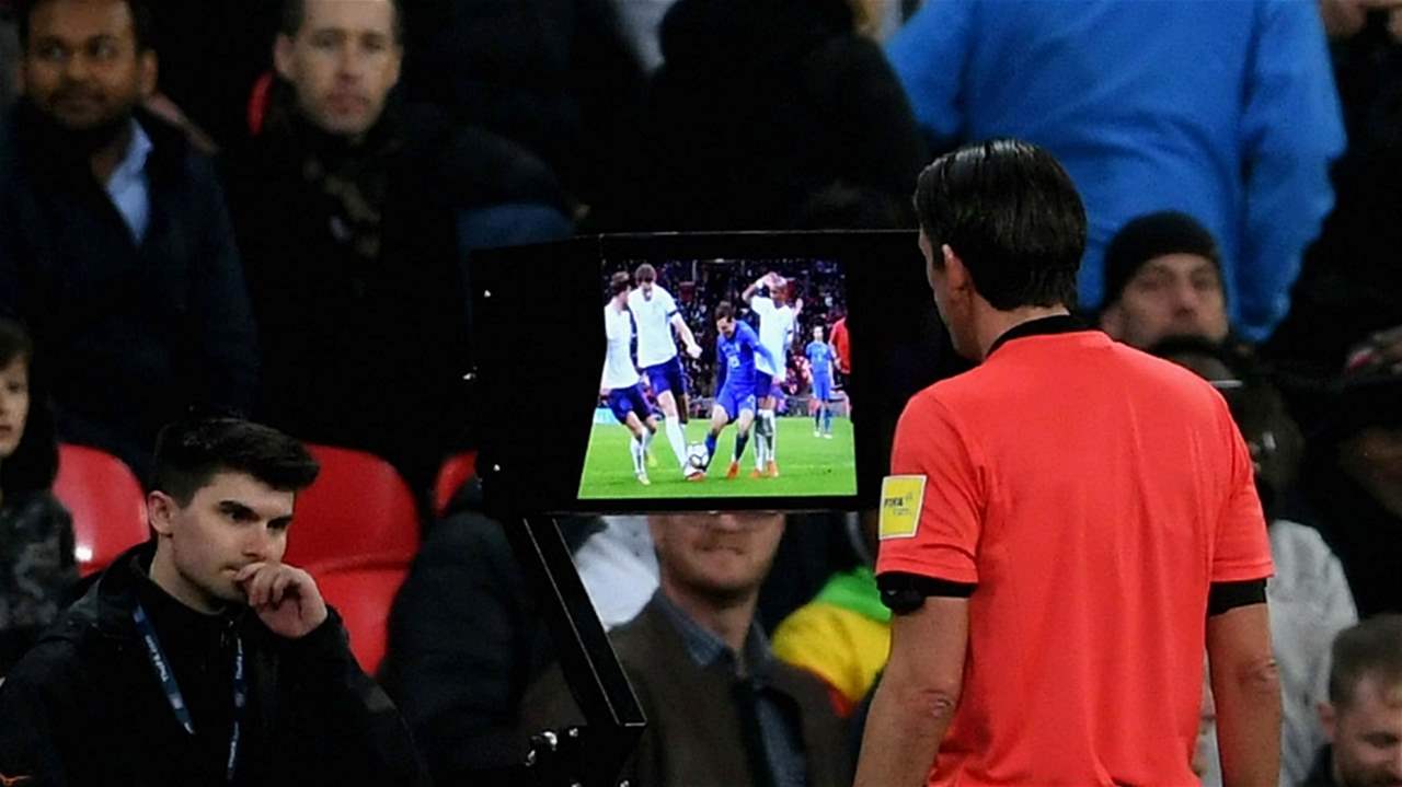 حكم الفيديو المساعد يثير الجدل في انجلترا .. إليكم الأرقام