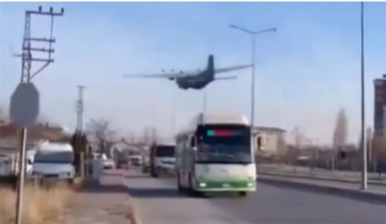بالفيديو - طائرة عسكرية تهبط اضطراريا فوق &quot;رؤوس المارة&quot;