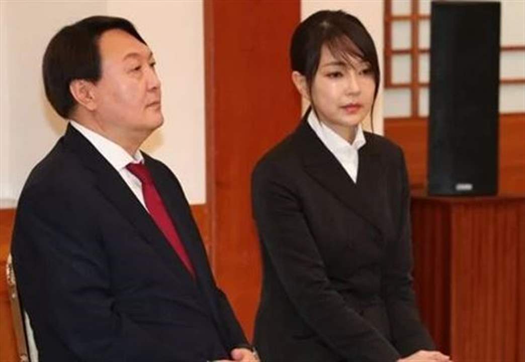 &quot;فضيحة&quot; تلاحق زوجة رئيس كوريا الجنوبية .. &quot;كانت تقبّل الحقيبة&quot; 