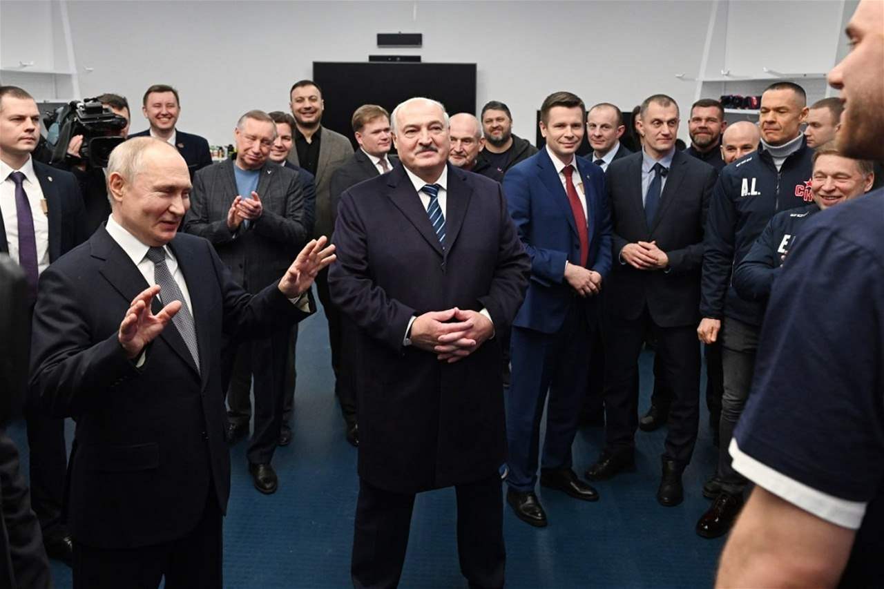 فيديو - بوتين ولوكاشينكو يزوران معاً مجمّع الهوكي وينالان هدية