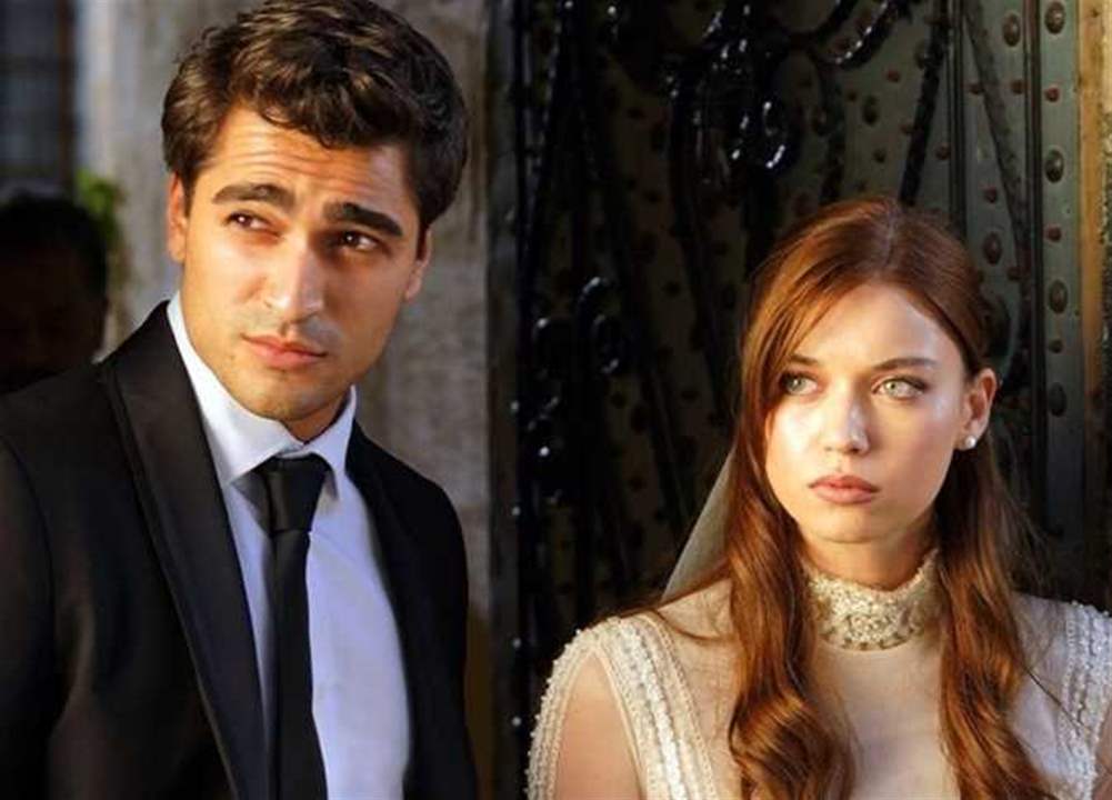 بالفيديو- فريق عمل "الطائر الرفراف" يحتفل بعيد ميلاد مارت رمضان