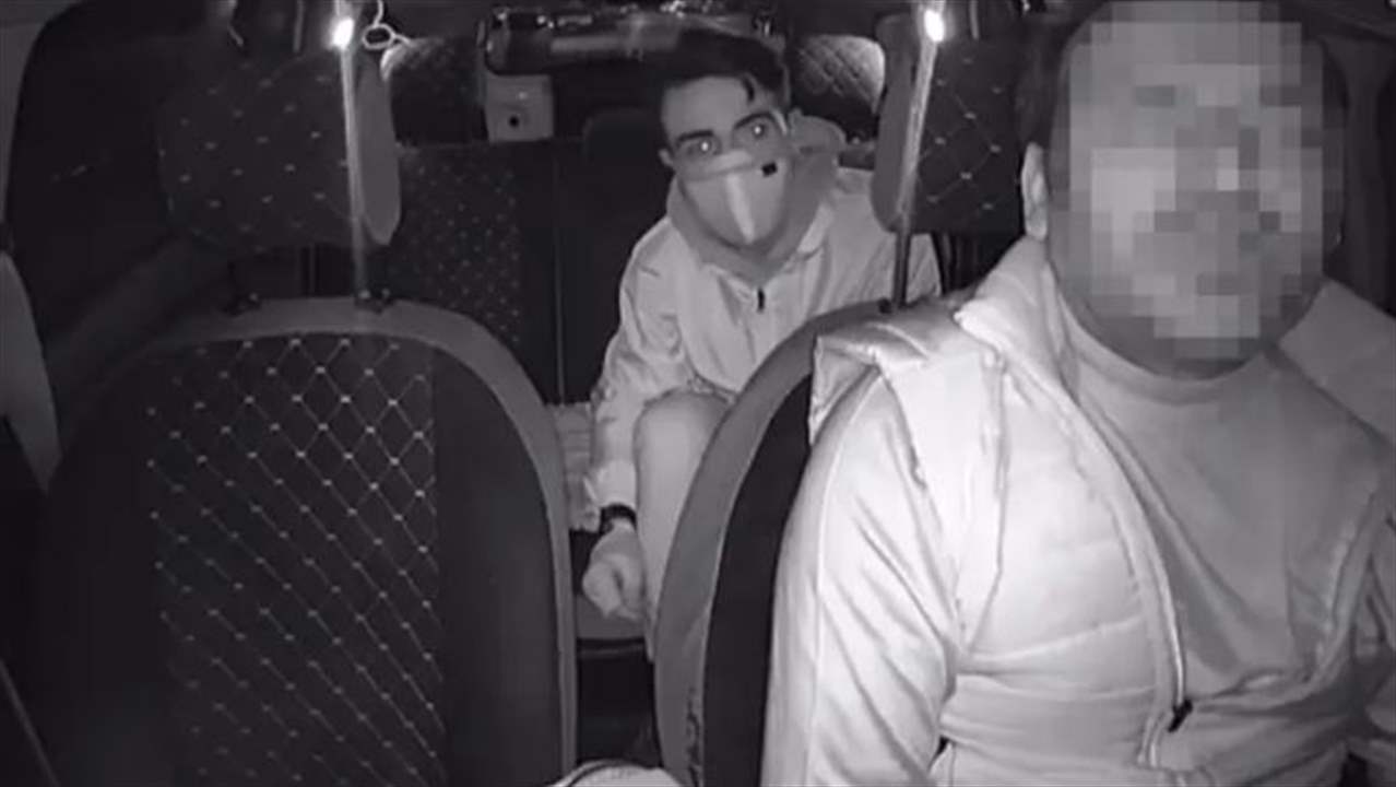 بالفيديو - راكب يفرغ 3 رصاصات بظهر سائق ساعده!