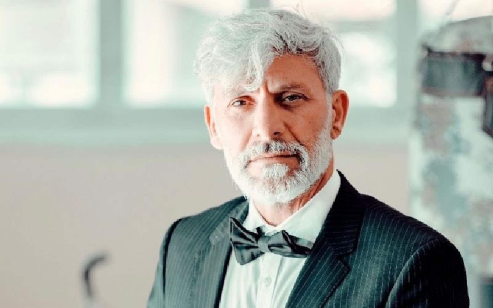 ممثل لبناني شهير ينعى والدته بكلمات مبكية: كتير قاسية الحياة