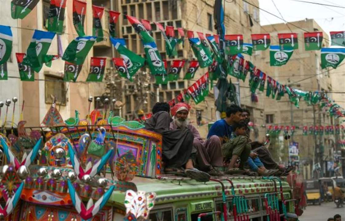 باذنجان وسرير وزجاجة.. قصص رموز إنتخابية غريبة في باكستان