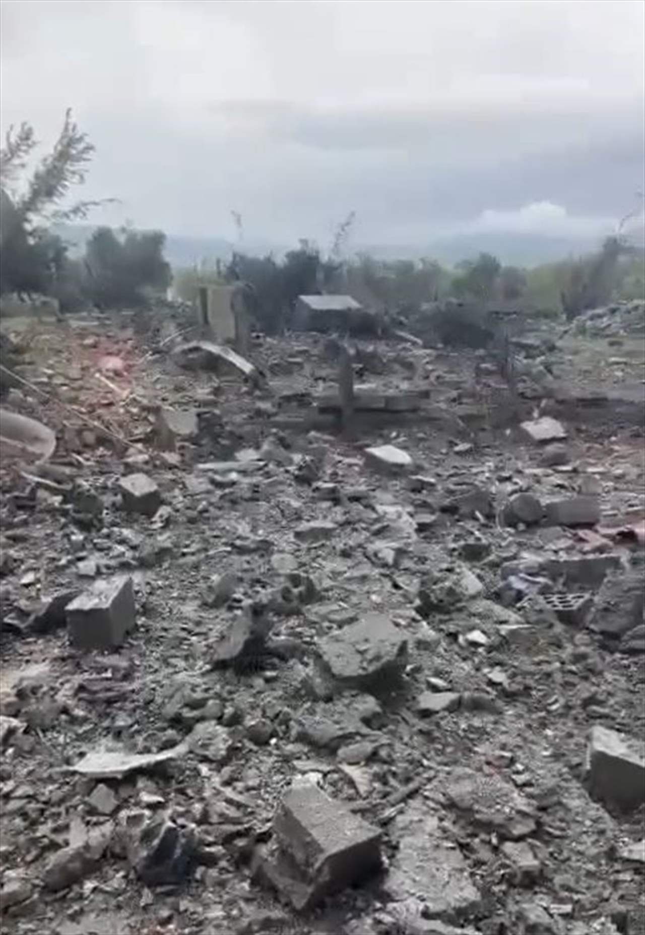 شاهد - آثار الدمار الذي خلفه قصف طيران الإحتلال لبلدة يارون في جنوب لبنان