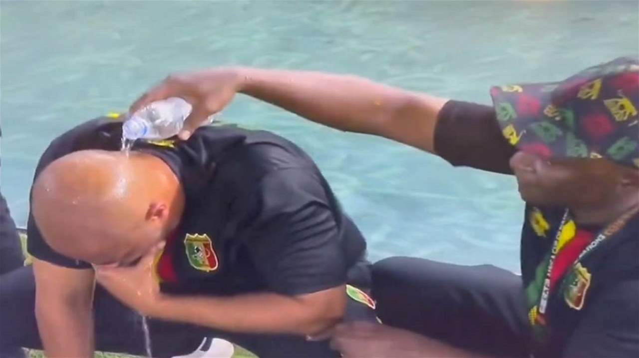 فيديو - عُبوة مياه على رأس المدرب للتخفيف من وقع الهزيمة