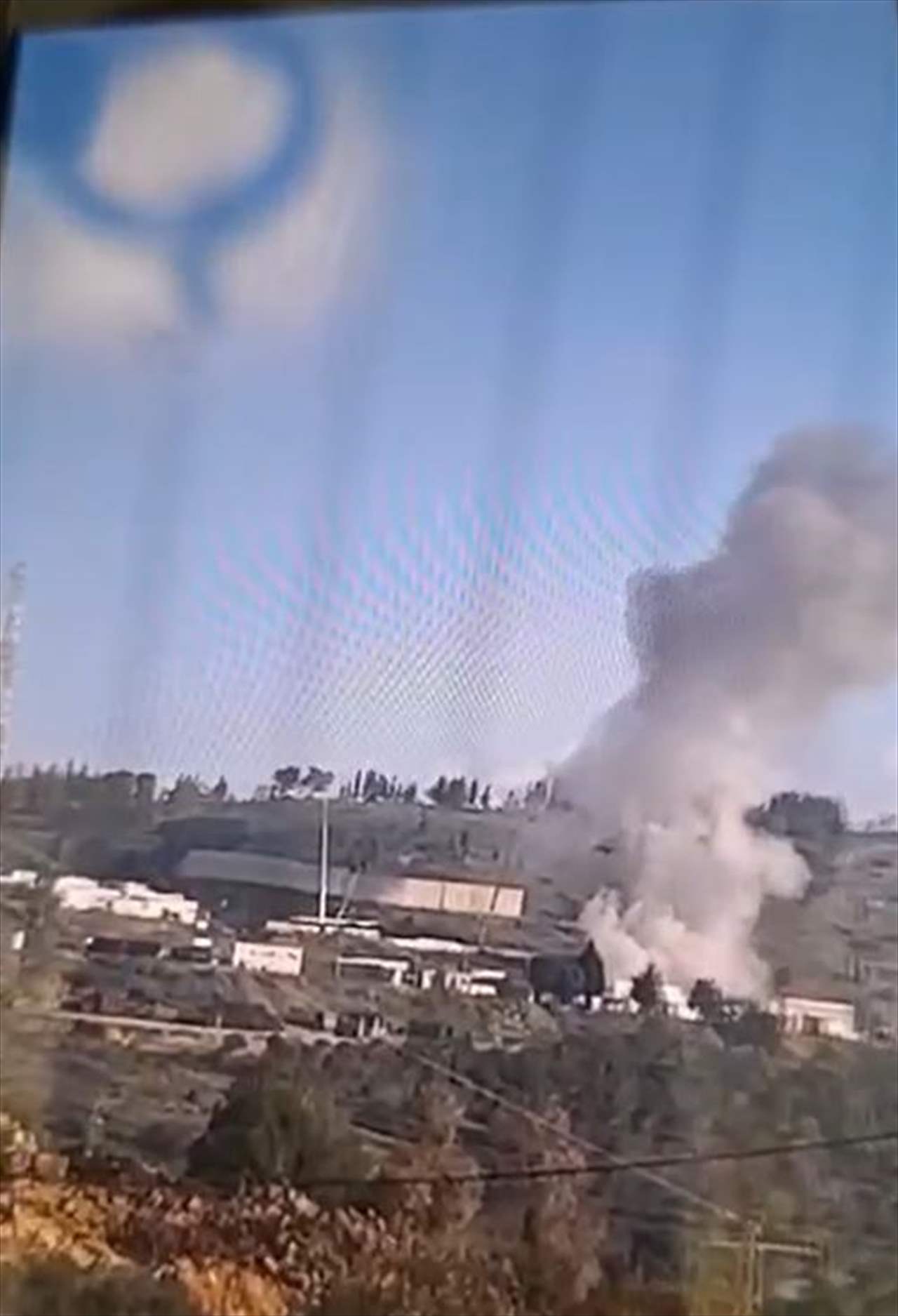 شاهد - إعلام العدو: لحظة إصابة ثكنة راميم بصاروخ بركان أطلقه حزب الله صباح اليوم