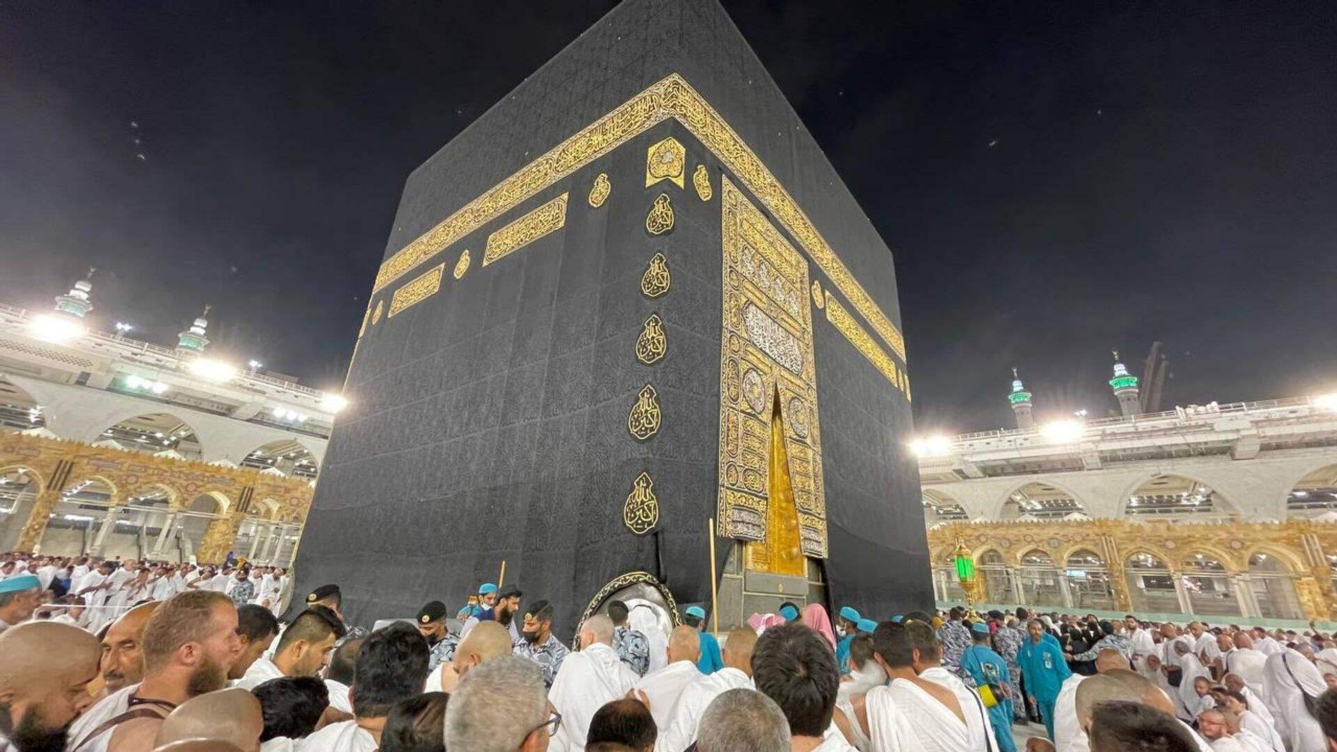 لحظة مؤثرة... فتاة تفاجئ والدتها أمام الكعبة وفيديو يوّثق العفوية! 