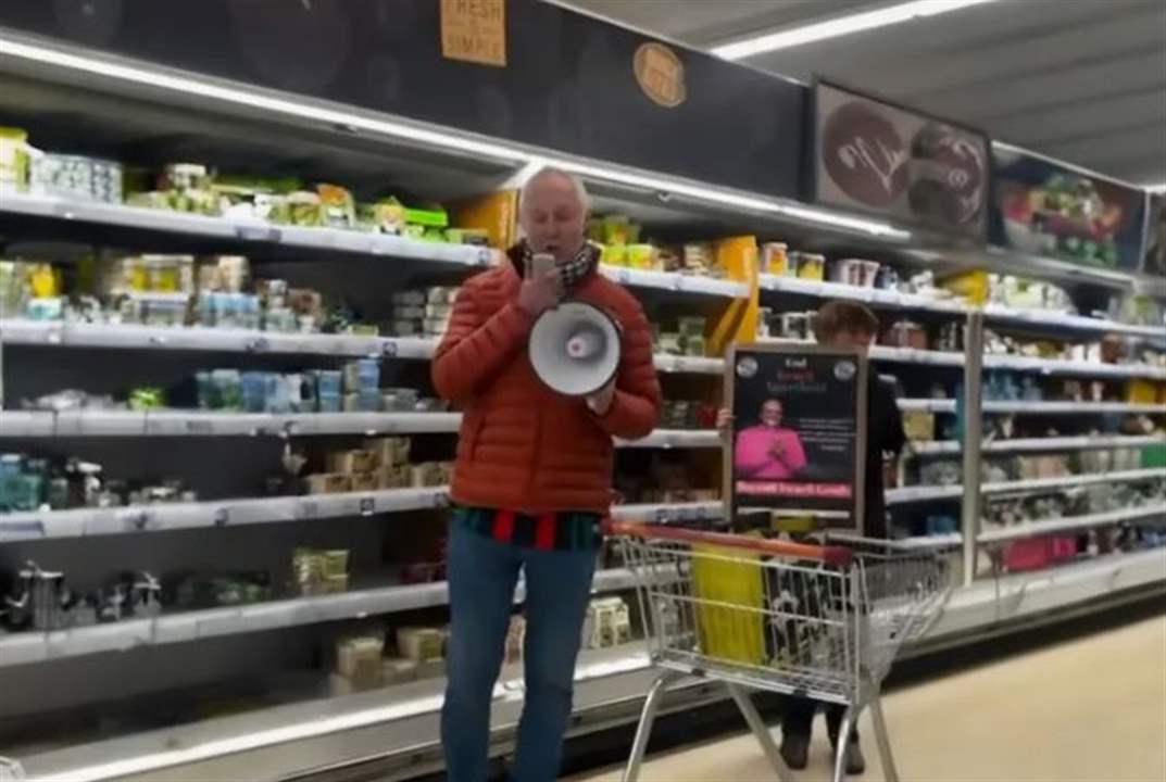 بالفيديو - ناشط بريطاني يناشد الزبائن مقاطعة المنتجات الاسرائيلية 